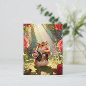 Carte Postale Adorable Hamster Eats Strawberry Cupcake (Debout devant)