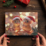 Carte Postale adorable souris de Noël<br><div class="desc">Cette conception a été créée par art numérique. Elle peut être personnalisée en cliquant sur le bouton personnaliser et en modifiant la photo, la couleur, en ajoutant un nom, des initiales ou vos mots préférés. Contactez-moi à l'adresse colorflowcreations@gmail.com si vous souhaitez que ce design soit disponible sur un autre produit....</div>