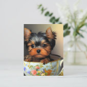 Carte Postale Adorable Yorkie Dans Un Tea (Debout devant)