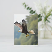 Carte Postale Aigle qui s'envole dans le ciel (Debout devant)