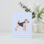 Carte Postale Airedale Terrier En vichy bleu (Debout devant)