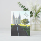 Carte Postale Akureyrarkirkja, Akureyri, Islande (Debout devant)