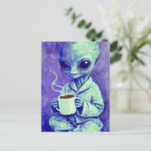 Carte Postale Alien bleu avec une coupe de café (Debout devant)