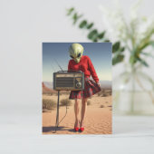 Carte Postale Alien en jupe rouge avec radio dans le désert (Debout devant)