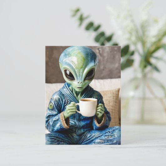 Carte Postale Alien en PJ bleu avec café (Debout devant)