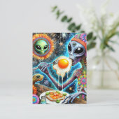 Carte Postale Alien fou Manger des oeufs frits (Debout devant)