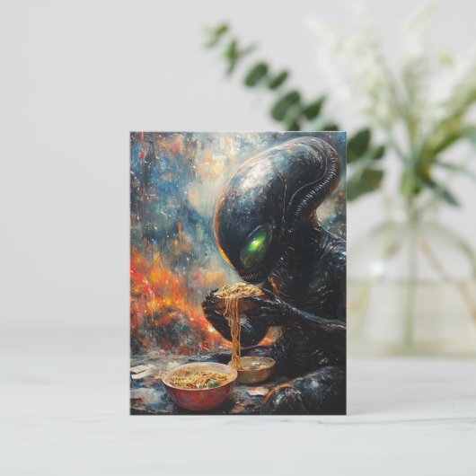 Carte Postale Alien Mangeant des nouilles (Debout devant)