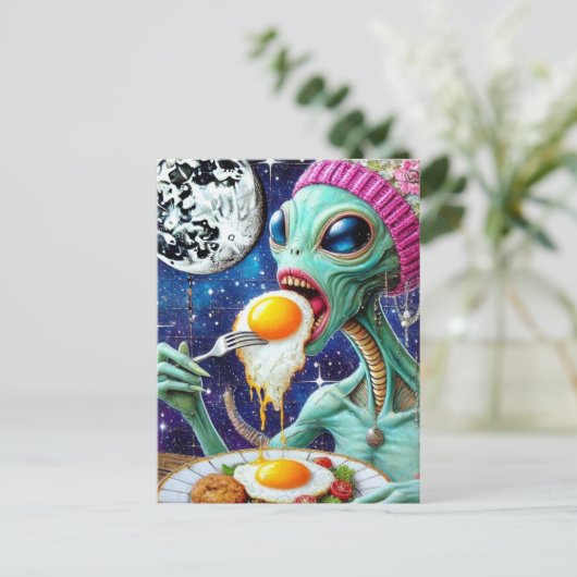 Carte Postale Alien Mangeant des oeufs frits (Debout devant)