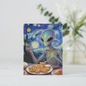Carte Postale Alien mangeant des Perogies (Debout devant)