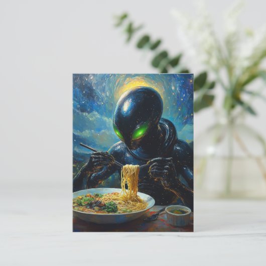 Carte Postale Alien manger Ramen (Debout devant)