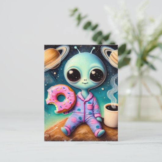 Carte Postale Alien mignon avec café et beignets dans l'espace (Debout devant)