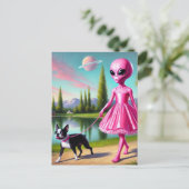 Carte Postale Alien Rose Marchant Son Boston Terrier (Debout devant)