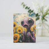 Carte Postale Alien violet dans un champ de tournesols (Debout devant)