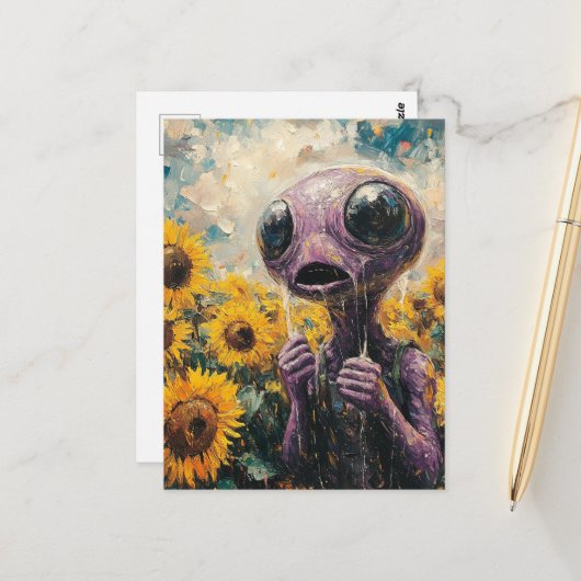 Carte Postale Alien violet dans un champ de tournesols (Devant/Arrière en situation)