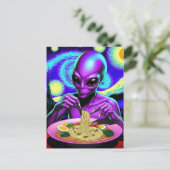 Carte Postale Alien violet mangeant des nouilles avec des légume (Debout devant)