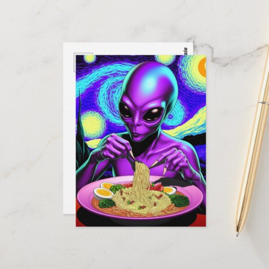 Carte Postale Alien violet mangeant des nouilles avec des légume (Devant/Arrière en situation)