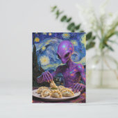 Carte Postale Alien Violet Mangeant des Pierogi (Debout devant)