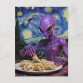 Carte Postale Alien Violet Mangeant des Pierogi (Devant)