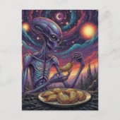 Carte Postale Alien Violet Mangeant des Pierogies (Devant)