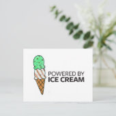 Carte Postale Alimenté par la glace à la crème (Debout devant)