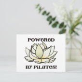 Carte Postale Alimenté Par Pilates Lotus (Debout devant)