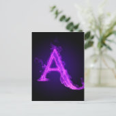 Carte Postale alphabet de flamme violette (Debout devant)