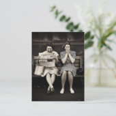 Carte Postale Amis vintage riant ensemble (Debout devant)