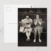 Carte Postale Amis vintage riant ensemble (Devant / Derrière)