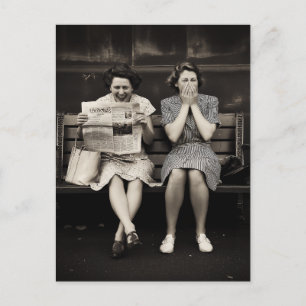 Carte Postale Amis vintage riant ensemble