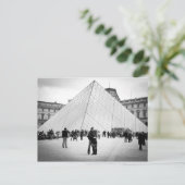 Carte Postale Amour à Paris, Louvre (Debout devant)