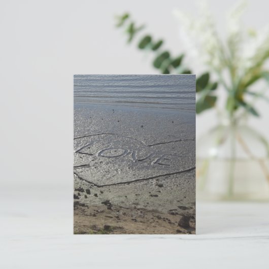 Carte Postale Amour écrit dans le sable (Debout devant)