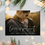 Carte Postale Amour moderne minimaliste est une mise à jour pati<br><div class="desc">Vous devez reporter ou annuler votre mariage ou célébration ? Partagez la nouvelle avec cette belle carte postale photo,  police et couleurs entièrement personnalisables.</div>