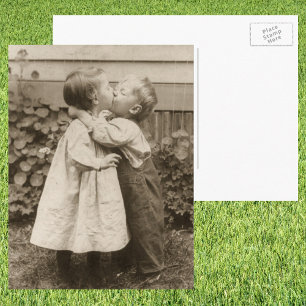 Carte Postale Amour vintage Photo d'enfants s'embrassant dans un