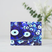 Carte Postale Amulettes d'yeux bleues (Debout devant)
