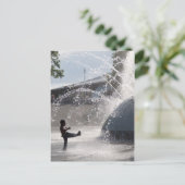 Carte Postale Amusement fontaine (Debout devant)