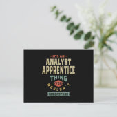 Carte Postale Analyste Apprentice Titre du travail Hommes Cadeau (Debout devant)