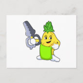 Carte Postale Ananas comme coiffeur avec ciseaux et razor (Devant)