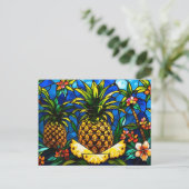 Carte Postale Ananas en verre tendu et fleurs tropicales (Debout devant)