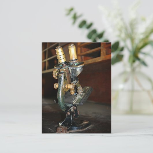 Carte Postale Ancien microscope (Debout devant)