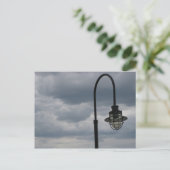 Carte Postale Ancien Réverbère (Debout devant)