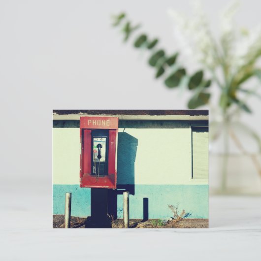 Carte Postale Ancienne boîte téléphonique rouge (Debout devant)