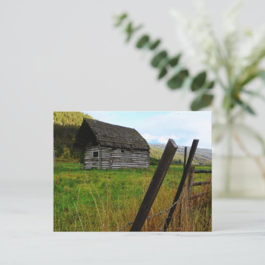 Carte Postale Ancienne grange abandonnée en campagne avec clôtur (Debout devant)