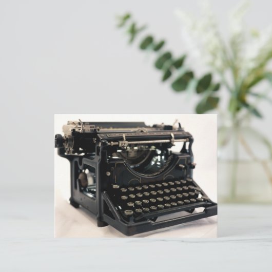 Carte Postale Ancienne machine à écrire (Debout devant)