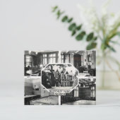 Carte postale ancienne - Manoir de Bletchley Park (Debout devant)