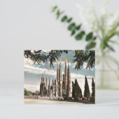 Carte postale ancienne - Sagrada Familia, Barcelon (Debout devant)