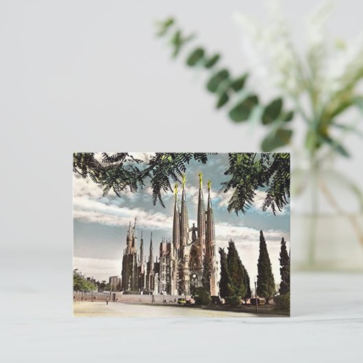 Carte postale ancienne - Sagrada Familia, Barcelon (Debout devant)