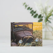 Carte Postale Ancienne voiture abandonnée en herbe haute (Debout devant)