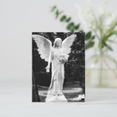 Carte Postale Ange tenant des fleurs photographié en noir et bla (Debout devant)