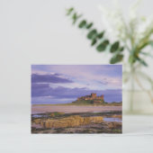 Carte Postale Angleterre, Northumberland, Château de Bamburgh (Debout devant)