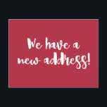 Carte Postale Annonce de déménagement moderne rouge personnalisé<br><div class="desc">Annoncez votre déménagement avec style grâce à cette carte postale moderne rouge « Nous avons une nouvelle adresse ! ». Conçue avec un script manuscrit blanc gras sur un fond rouge riche, c'est une façon élégante de faire savoir à vos amis et à votre famille où vous joindre. Entièrement personnalisable...</div>